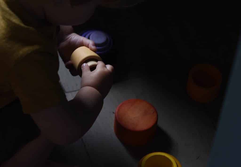 A child fitting two bowls together